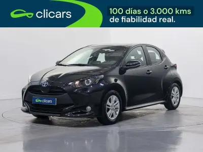 Usado Toyota Yaris Hybrid Business Edition 75 CV (55 kW) 2023 Negro Berlina