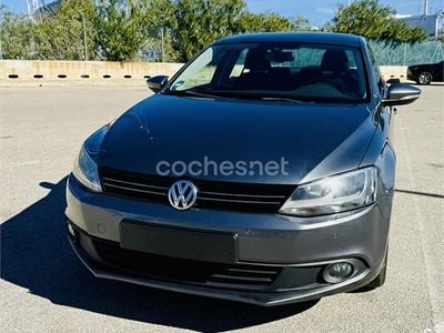 Usado VW Jetta Advance 105 CV (77 kW) 2011 Gris / plata Berlina
