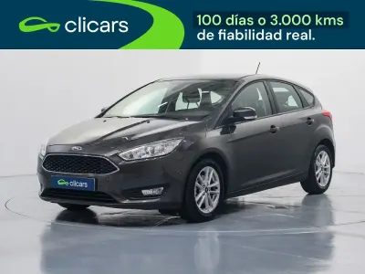 Usado Ford Focus Trend+ 125 CV (91 kW) 2018 Gris Berlina