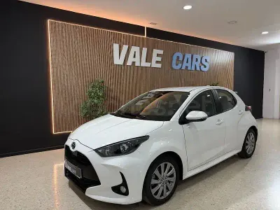 Usado Toyota Yaris Hybrid Active 116 CV (85 kW) 2022 Blanco Berlina