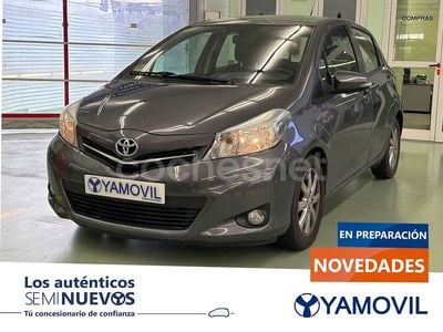 Usado Toyota Yaris Active 90 CV (66 kW) 2013 Gris Berlina