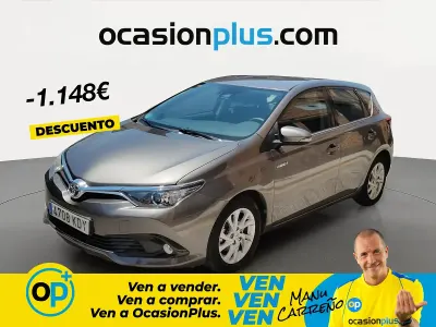 Usado Toyota Auris Hybrid Active 136 CV (100 kW) 2017 Gris Berlina