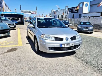 Usado Renault Mégane III Dynamique 111 CV (81 kW) 2008 Plateado Berlina