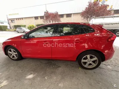 Usado Volvo V40 Kinetic 120 CV (88 kW) 2016 Rojo Berlina