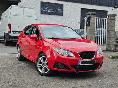 Usado Seat Ibiza Copa 105 CV (77 kW) 2011 Rojo Berlina