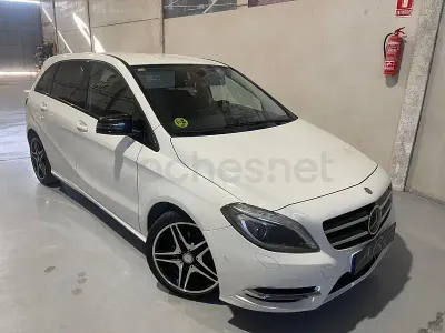 Usado Mercedes B180 AMG line 109 CV (80 kW) 2014 Blanco Monovolumen