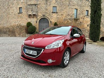 Używany Peugeot 208 Style 92 KM (67 kW) 2015 Czerwony Hatchback