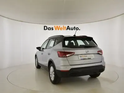 Usado Seat Arona Style 110 CV (80 kW) 2024 Gris plata SUV