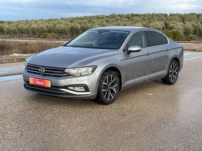 Usado VW Passat 122 CV (89 kW) 2021 Gris / plata Berlina