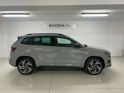 Usado Skoda Karoq SportLine 150 CV (110 kW) 2025 Gris SUV