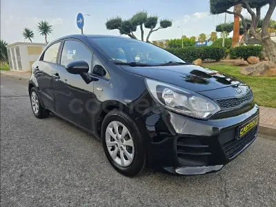 Usado Kia Rio 84 CV (61 kW) 2015 Negro Berlina
