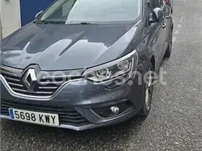 Usado Renault Mégane GrandTour Zen 140 CV (102 kW) 2019 Gris / plata Familiar
