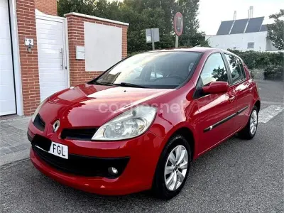 Usado Renault Clio II Authentique 70 CV (51 kW) 2006 Rojo Berlina