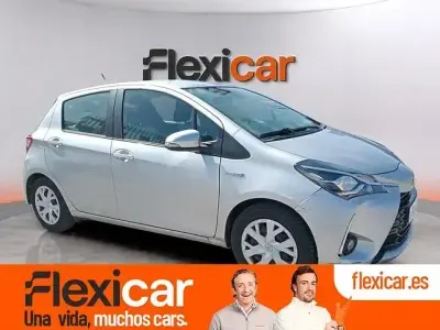 Usado Toyota Yaris Hybrid Active 100 CV (73 kW) 2019 Gris