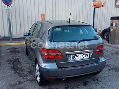 Usado Mercedes B180 109 CV (80 kW) 2010 Gris / plata Monovolumen