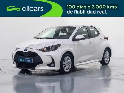 Usado Toyota Yaris Hybrid Active 116 CV (85 kW) 2022 Blanco Berlina
