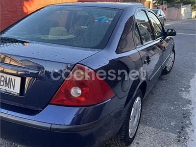 Usado Ford Mondeo Trend 125 CV (91 kW) 2001 Azul Berlina
