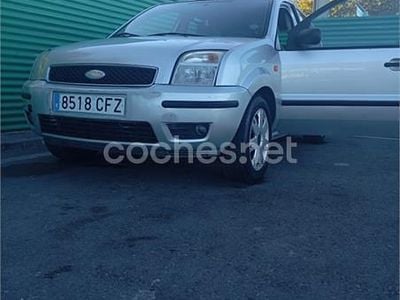 Gris / plata Usado 2003 Ford Fusion Berlina | 2000 € (Precio justo)