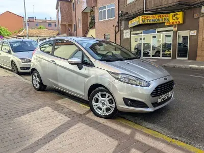 Usado Ford Fiesta Trend 100 CV (73 kW) 2013 Gris / plata Berlina