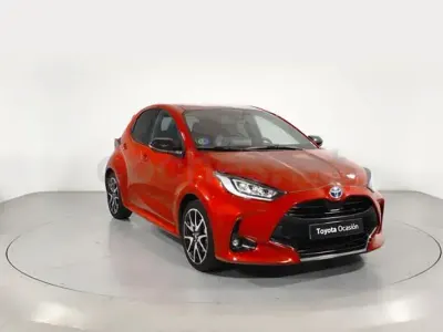 Usado Toyota Yaris Hybrid Style 116 CV (85 kW) 2022 Rojo Berlina