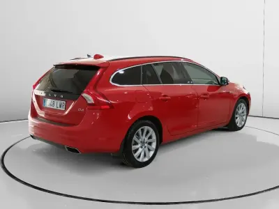 Usado Volvo V60 Momentum 190 CV (139 kW) 2016 Rojo Familiar
