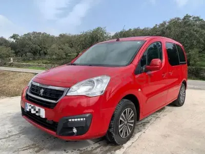 Usado Peugeot Partner Tepee Active 100 CV (73 kW) 2016 Rojo Monovolumen