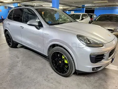 Käytetty Porsche Cayenne S E-Hybrid Platinum Edition 416 HP (305 kW) 2016 Harmaa Katumaasturi