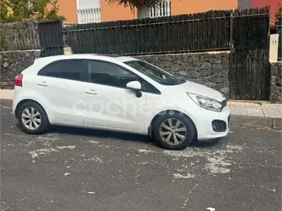 Usado Kia Rio 109 CV (80 kW) 2014 Blanco Berlina
