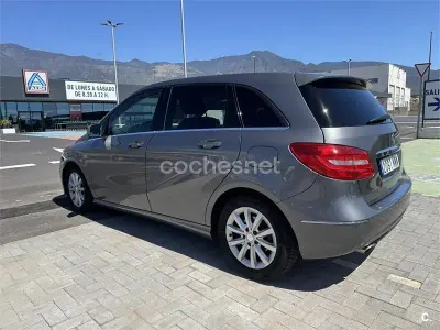 Usado Mercedes B180 122 CV (89 kW) 2012 Gris / plata Utilitario