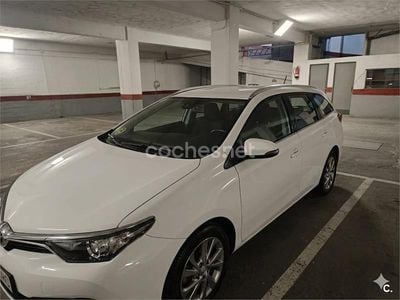 Usado Toyota Auris Active 90 CV (66 kW) 2013 Blanco Berlina