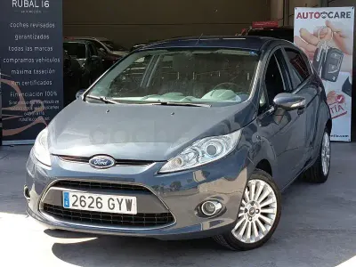 Usado Ford Fiesta Titanium 96 CV (70 kW) 2010 Gris / plata Berlina