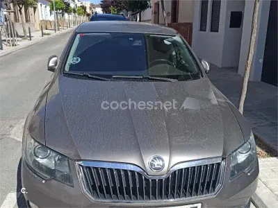 Usado Skoda Superb Ambition 140 CV (102 kW) 2014 Gris / plata Berlina