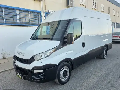 Usado Iveco Daily 146 CV (107 kW) 2016 Blanco Van