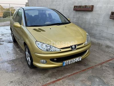 Usado Peugeot 206 110 CV (80 kW) 2003 Amarillo Berlina