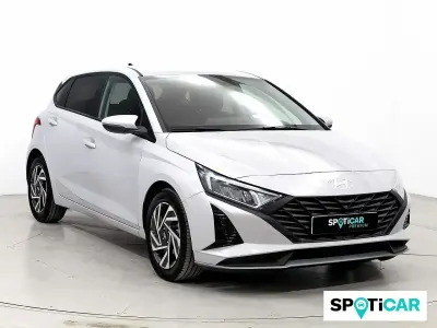 Usado Hyundai i20 80 CV (58 kW) 2025 Gris Utilitario