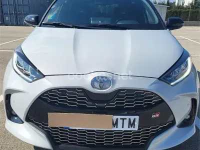 Usado Toyota Yaris Hybrid Plus 130 CV (95 kW) 2024 Gris / plata Berlina