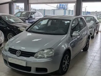 Usado VW Golf IV Trendline 115 CV (84 kW) 2005 Gris / plata Berlina