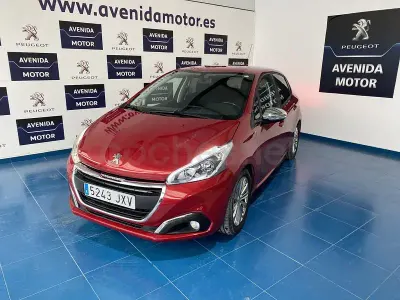 Używany Peugeot 208 Style 82 KM (60 kW) 2017 Czerwony Hatchback