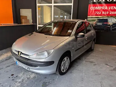 Usado Peugeot 206 70 CV (51 kW) 2004 Gris / plata Berlina