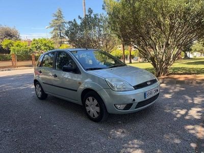 Usado Ford Fiesta Trend 68 CV (50 kW) 2004 Gris / plata Utilitario