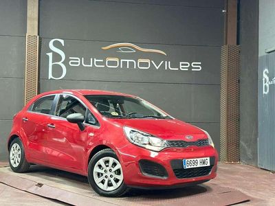 Usado Kia Rio 75 CV (55 kW) 2012 Rojo Berlina