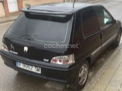 Usado Peugeot 106 58 CV (42 kW) 1999 Negro Utilitario