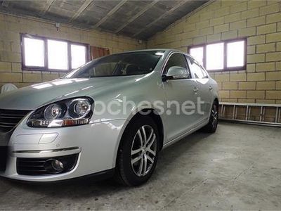 Gris / plata Usado 2009 VW Jetta Highline Berlina | 12.000 €