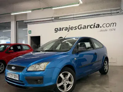 Usado Ford Focus Trend 109 CV (80 kW) 2005 Azul Berlina