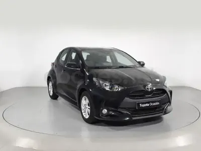 Usado Toyota Yaris 125 CV (91 kW) 2022 Negro Utilitario