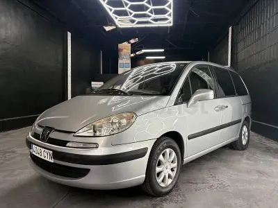 Usado Peugeot 807 109 CV (80 kW) 2004 Gris / plata Monovolumen