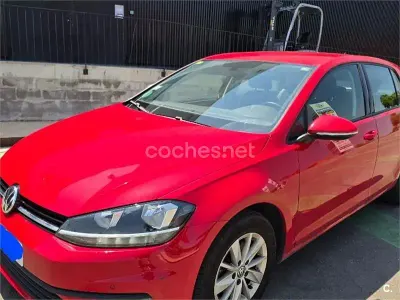 Usado VW Golf VII 110 CV (80 kW) 2018 Rojo Berlina