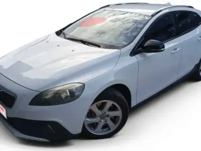 Usado Volvo V40 CC Momentum 120 CV (88 kW) 2016 Blanco Familiar