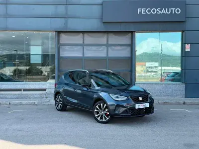 Usado Seat Arona FR 115 CV (84 kW) 2025 Gris / plata SUV