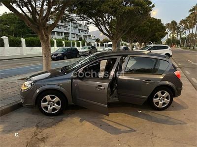 Usado Opel Astra Cosmo 100 CV (73 kW) 2006 Gris / plata Berlina